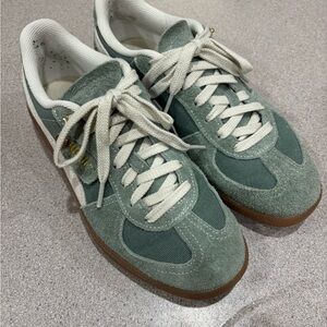 Women's pumas